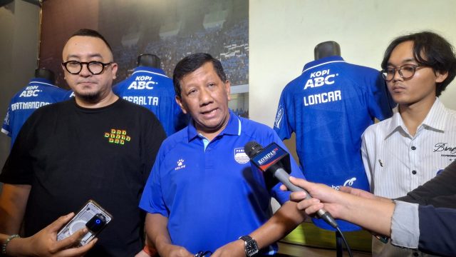 Komisaris PT Persib Bandung Bermartabat, Kuswara S. Taryono (tengah). (Fifi Nofita)