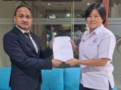 Tine Yowargana Resmi Pimpin Muaythai Jabar Ting-Ting menerima surat keputusan penetapan sebagai Ketua Muaythai Jawa Barat dari Pengurus Besar Muaythai Indonesia (PB MI) di Bandung, Kamis (15/10/2026).