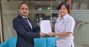 Tine Yowargana Resmi Pimpin Muaythai Jabar Ting-Ting menerima surat keputusan penetapan sebagai Ketua Muaythai Jawa Barat dari Pengurus Besar Muaythai Indonesia (PB MI) di Bandung, Kamis (15/10/2026).