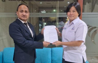 Tine Yowargana Resmi Pimpin Muaythai Jabar Ting-Ting menerima surat keputusan penetapan sebagai Ketua Muaythai Jawa Barat dari Pengurus Besar Muaythai Indonesia (PB MI) di Bandung, Kamis (15/10/2026).