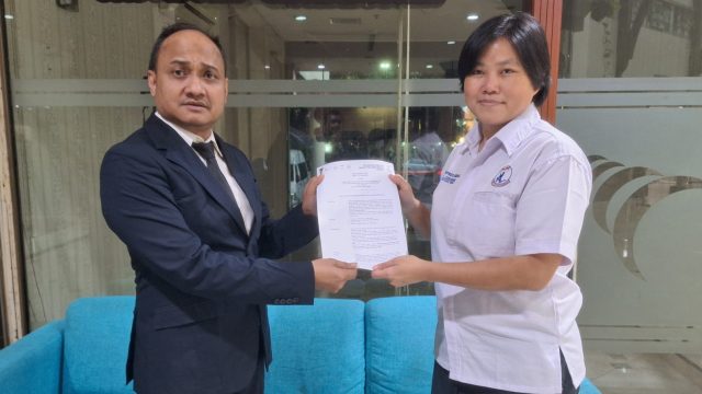 Ting-Ting menerima surat keputusan penetapan sebagai Ketua Muaythai Jawa Barat dari Pengurus Besar Muaythai Indonesia (PB MI) di Bandung, Kamis (15/10/2026). Ting-Ting menerima surat keputusan penetapan sebagai Ketua Muaythai Jawa Barat dari Pengurus Besar Muaythai Indonesia (PB MI) di Bandung, Kamis (15/10/2026).
